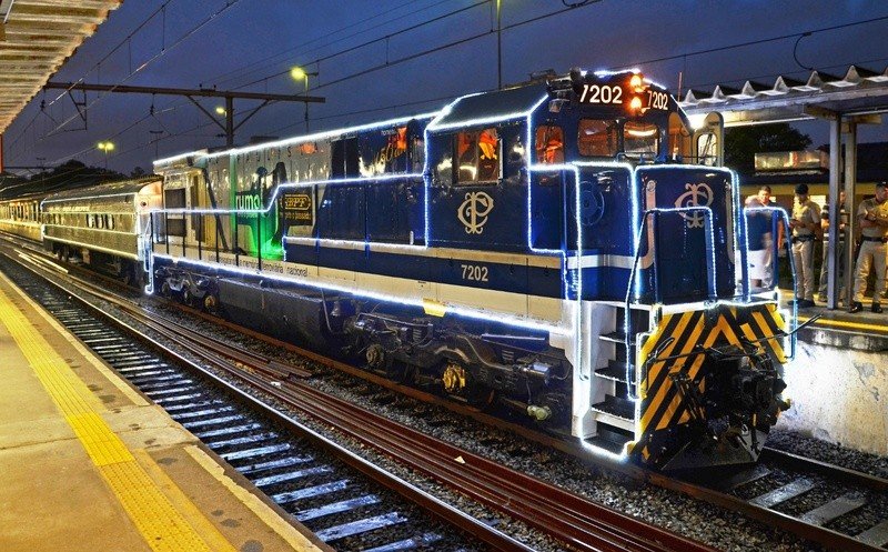 Locomotiva iluminada passará por Americana, Campinas e Louveira com Papai Noel e show musical