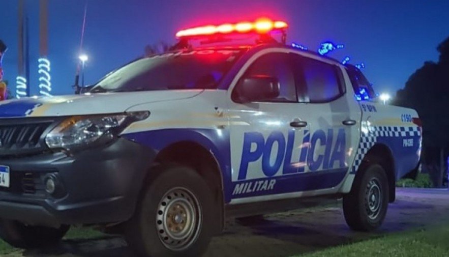 Carro invade bar após batida em cruzamento e deixa duas pessoas feridas