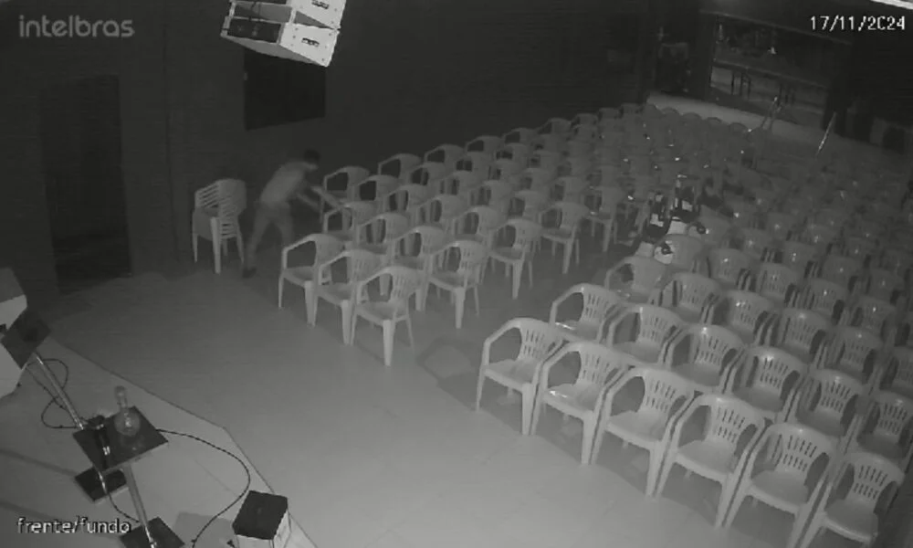 No Acre, homem invade igreja e furta cadeiras e equipamento musical