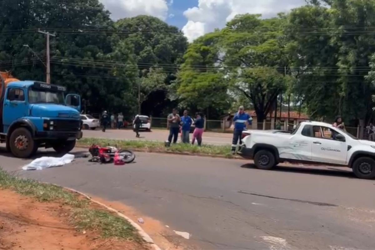 Motociclista é atingida por caminhão e morre após bater em carro, em Campo Grande