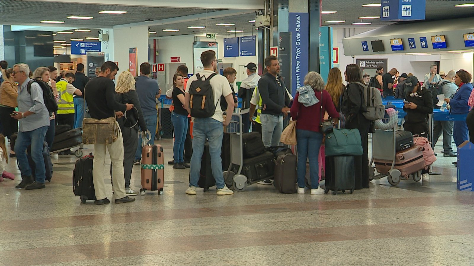 Pista do Aeroporto Salgado Filho recebe última camada de asfalto antes da retomada de voos internacionais