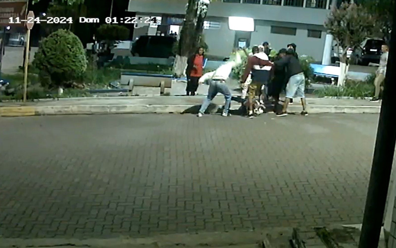 Homem é agredido por um grupo de pessoas e internado em estado grave em MG