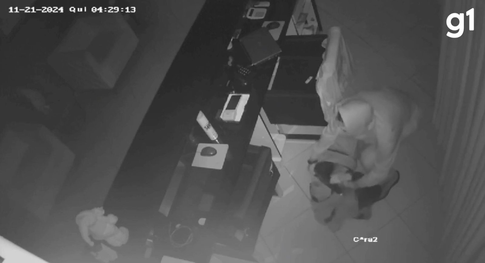 VÍDEO: Dupla furta notebooks, celular e documentos de salão de beleza em Uberlândia