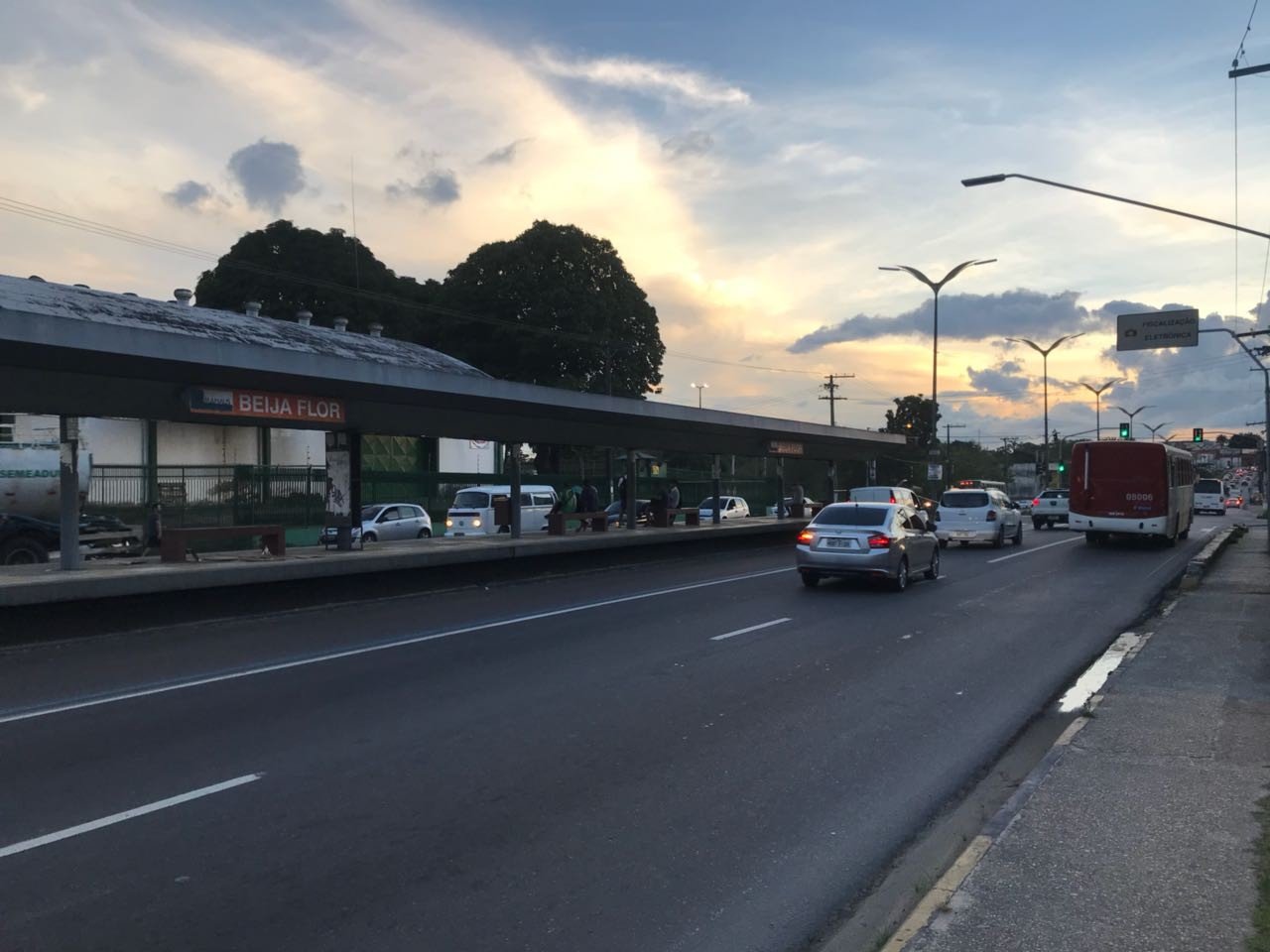 Motociclista morre ao derrapar em pista e colidir com poste em Manaus