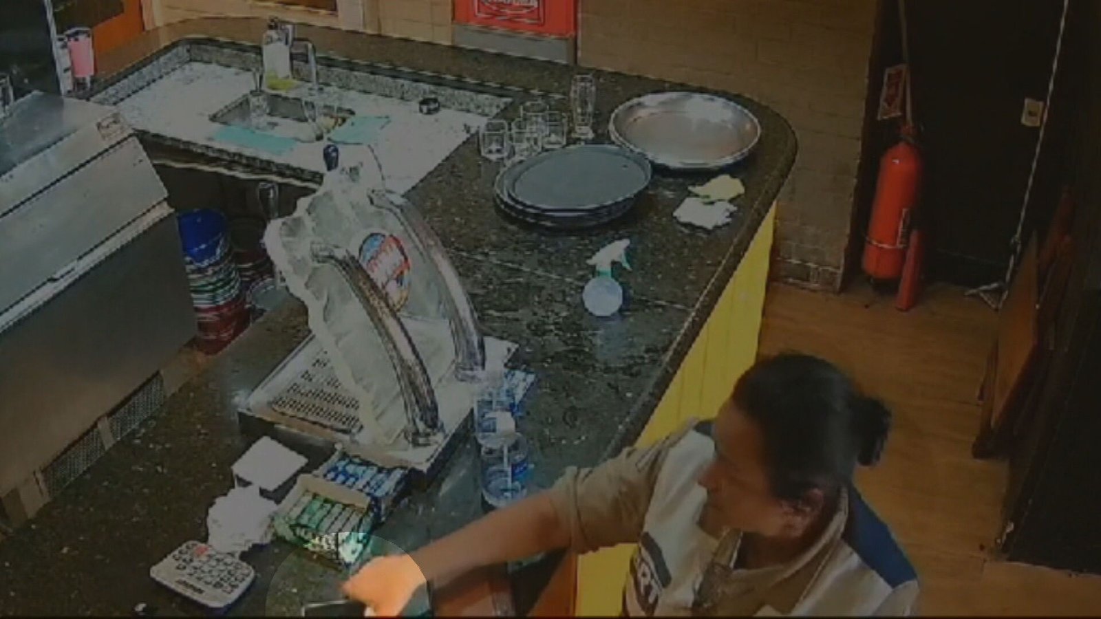 VÍDEO: guarda municipal furta celular em restaurante e acaba detida