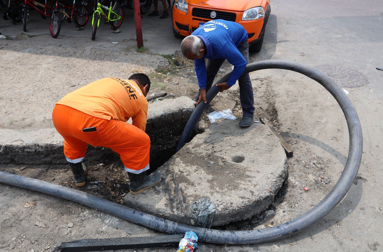 Seminf realiza limpeza e desobstrução de bueiros da Alameda Cosme Ferreira, em Manaus