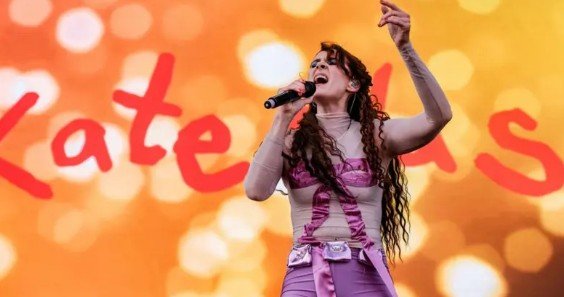 A estrela da música pop que diz fazer dinheiro no Only Fans para financiar turnês que dão prejuízo