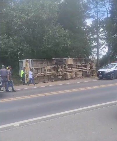 Ônibus escolar tomba e deixa feridos em Embu-Guaçu, Grande SP
