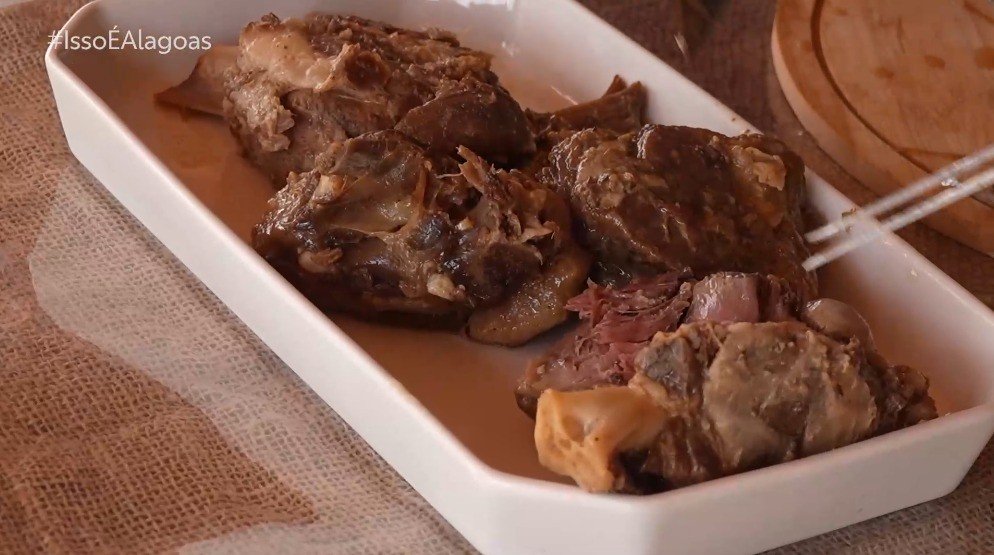Aprenda uma receita de carne de carneiro no bafo suculenta e macia