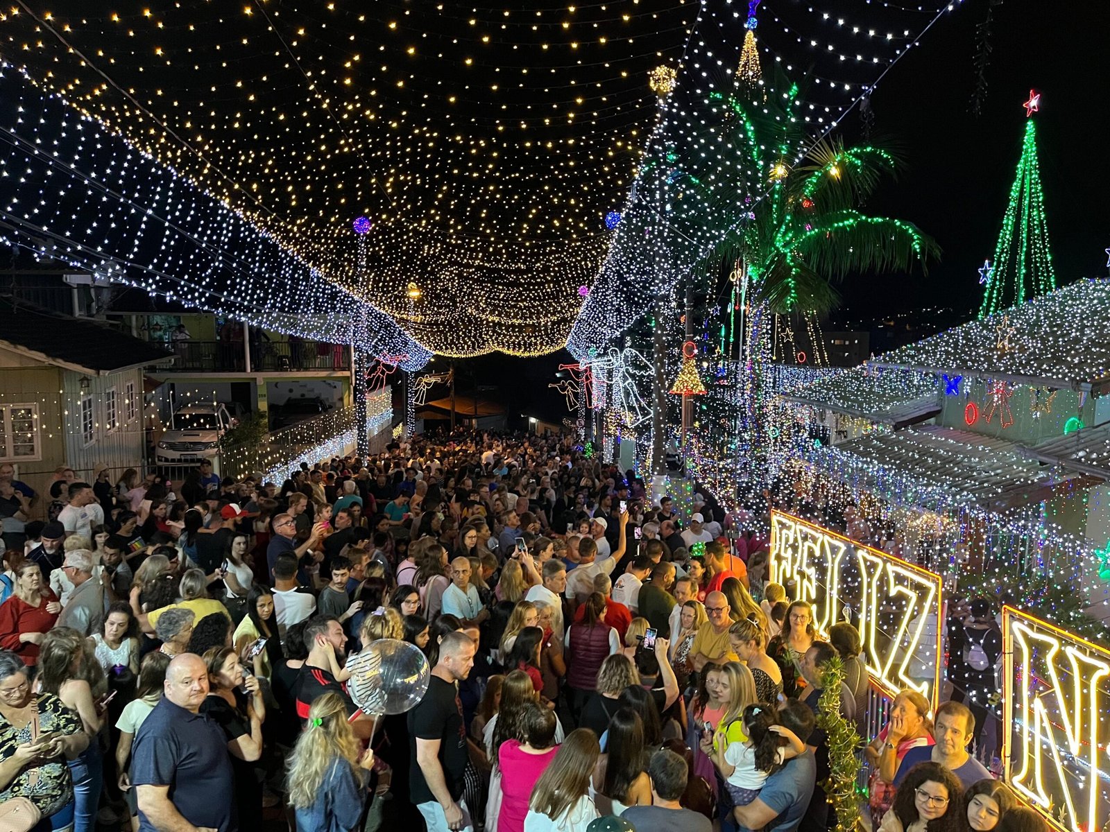 Família decora casa com 880 mil lâmpadas para o Natal em SC; montagem começou em agosto