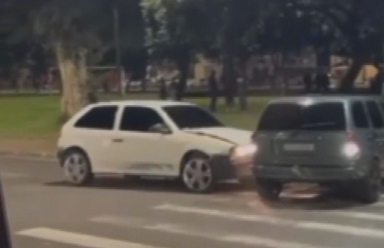 VÍDEO: motoristas batem carros durante briga em frente a bar de Mogi-Guaçu