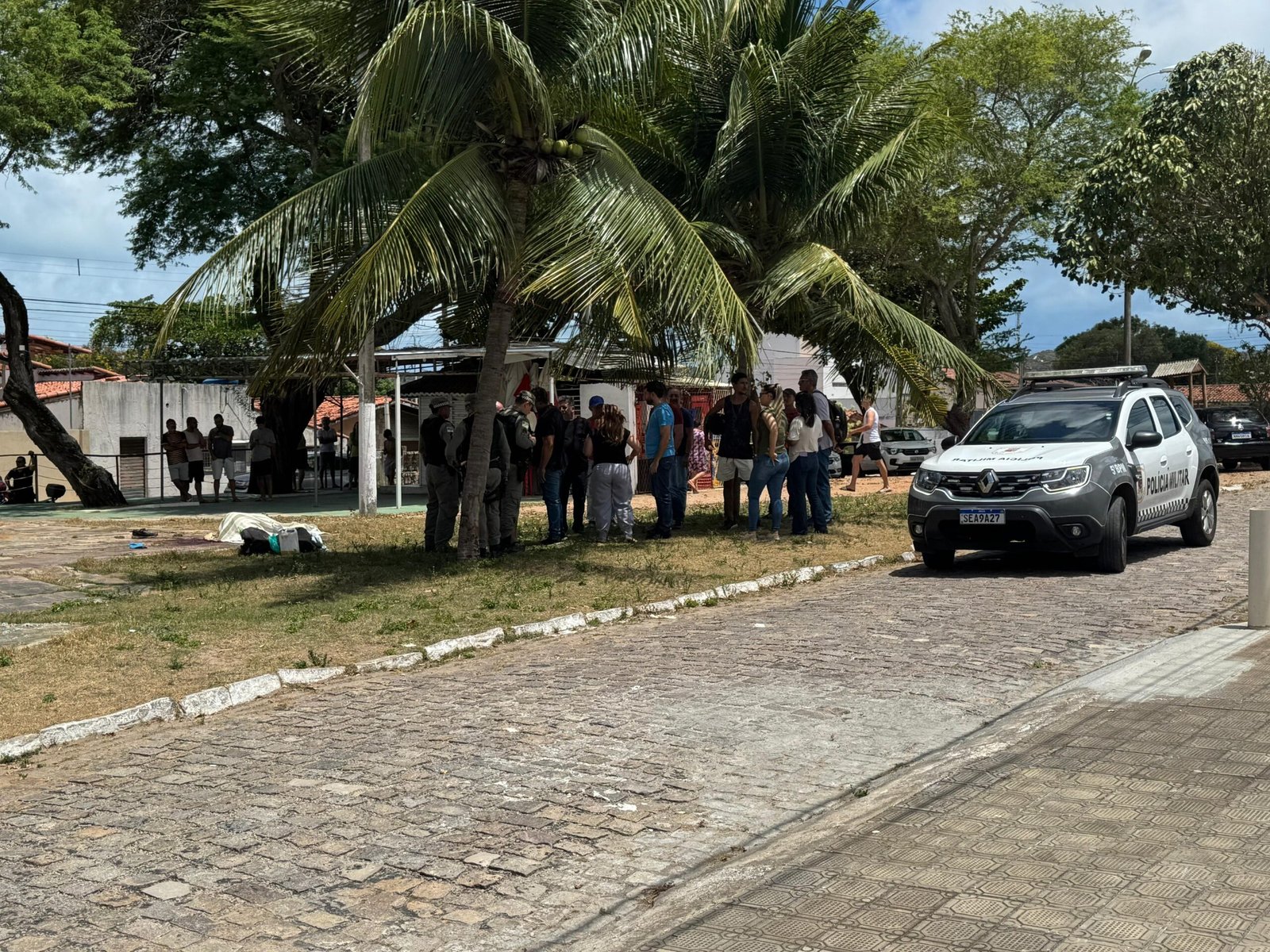 Homem mata pai a facadas e arranca a cabeça dele em praça pública em Natal