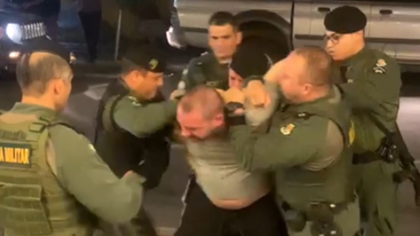 Delegado detido por chamar PM de ‘vagabundo’ precisou ser contido por sete policiais; vídeo