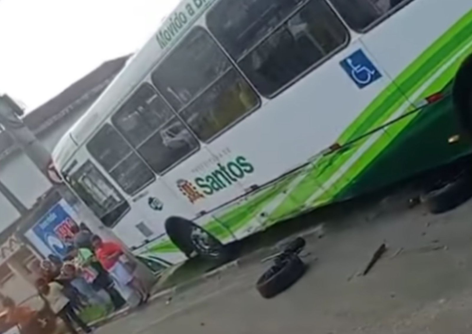 Passageiras ficam feridas após acidente com ônibus municipal em Santos, SP