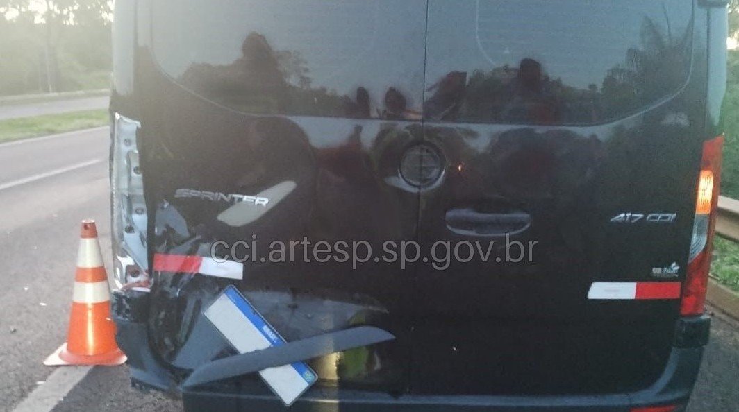 Motociclista morre na SP-330 após bater em van e ser atropelado por caminhão em Santa Rita do Passa Quatro