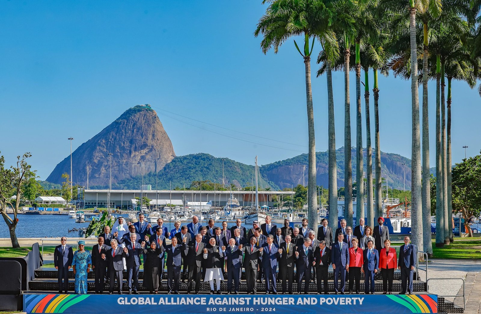 Biden não participou de foto oficial do G20 porque estava reunido com primeiro-ministro canadense