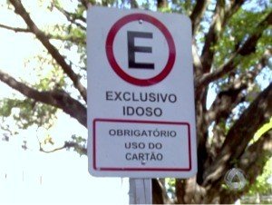 Moradores de Montes Claros com mobilidade comprometida ou mais de 60 anos podem solicitar credencial de estacionamento reservado pela internet