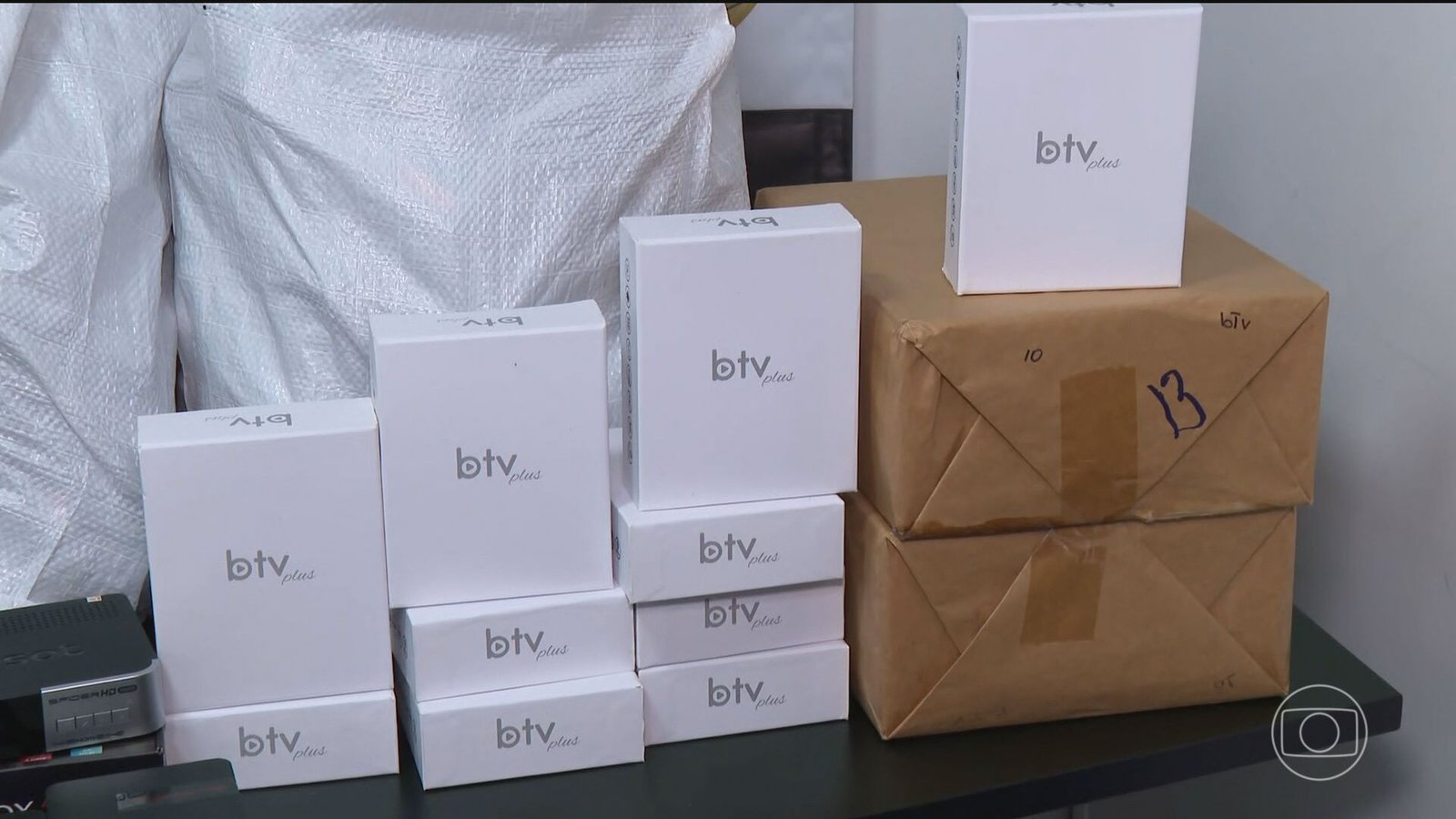 Mais de 500 aparelhos usados para piratear sinal de TV por assinatura e streaming são apreendidos no centro de SP