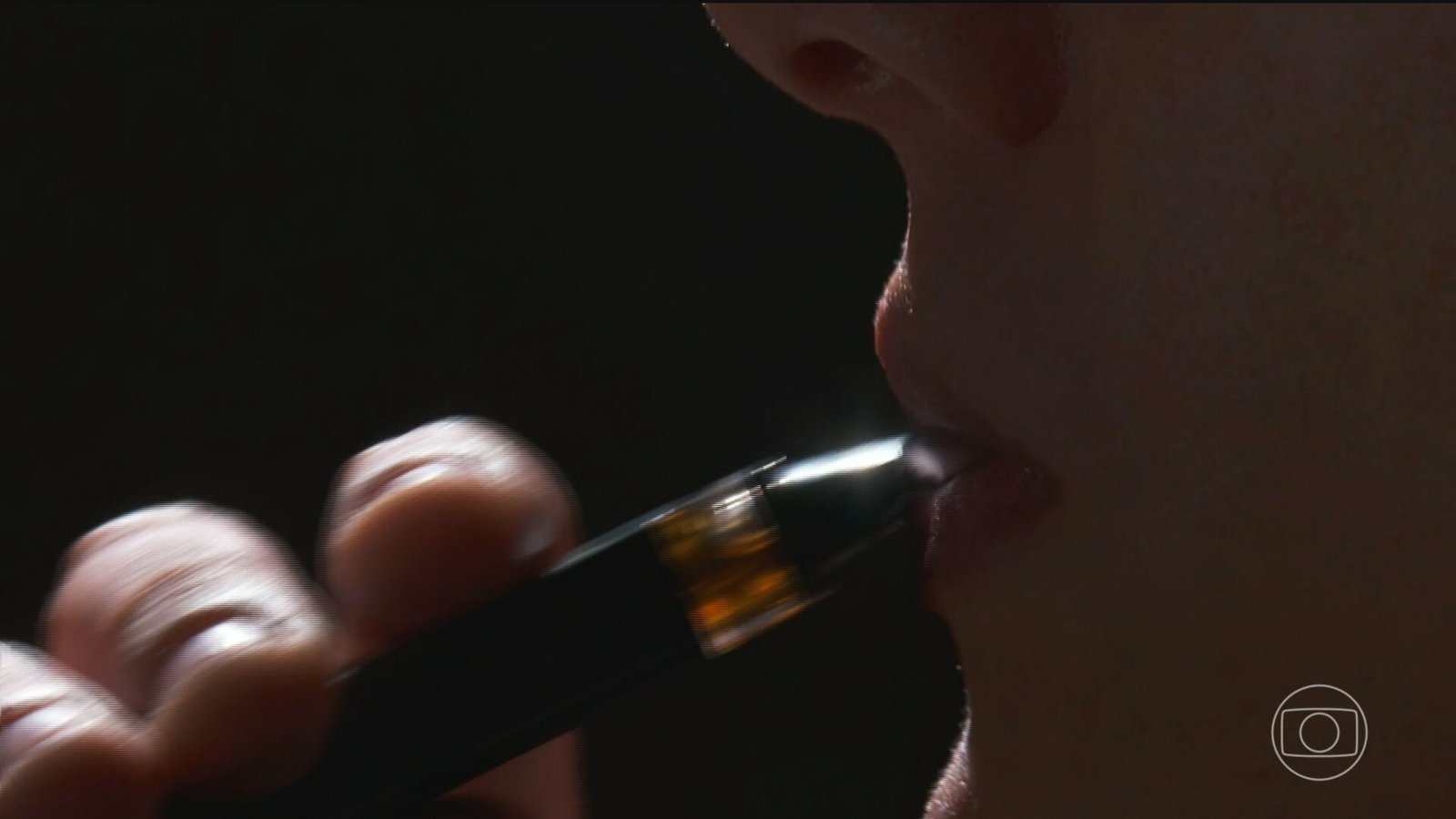 Usuários de cigarros eletrônicos têm até seis vezes mais nicotina no sangue do que fumantes de cigarros convencionais, diz pesquisa