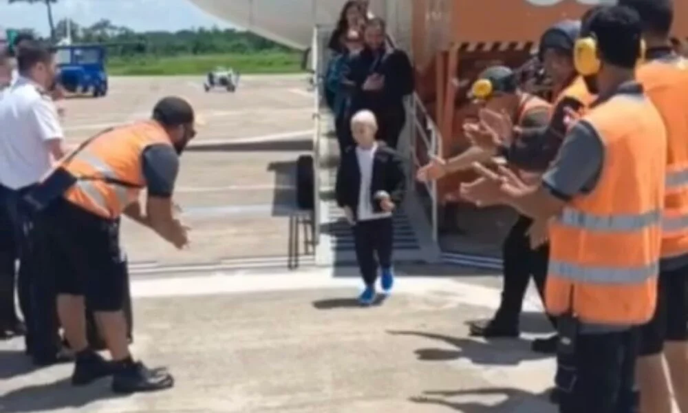 Criança vence o câncer e é recebida com festa no Acre