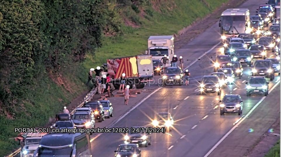 Motociclista bate em carro, cai na pista e morre atropelado por caminhão em Itatiba