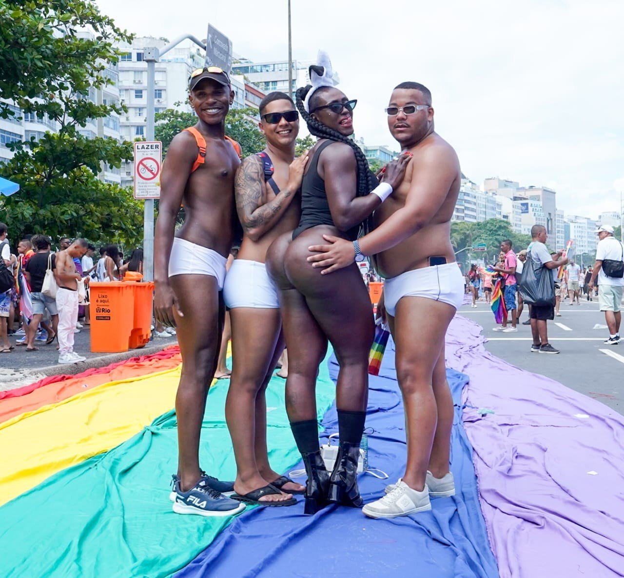 Parada do Orgulho LGBTI+ lota a Praia de Copacabana