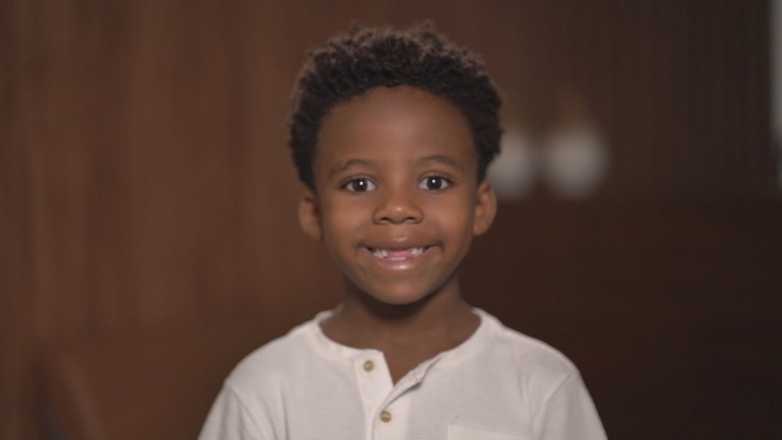 ‘Não importa se alguém não gostar da minha pele’; menino de 5 anos fala de consciência negra e do sonho de ser cientista