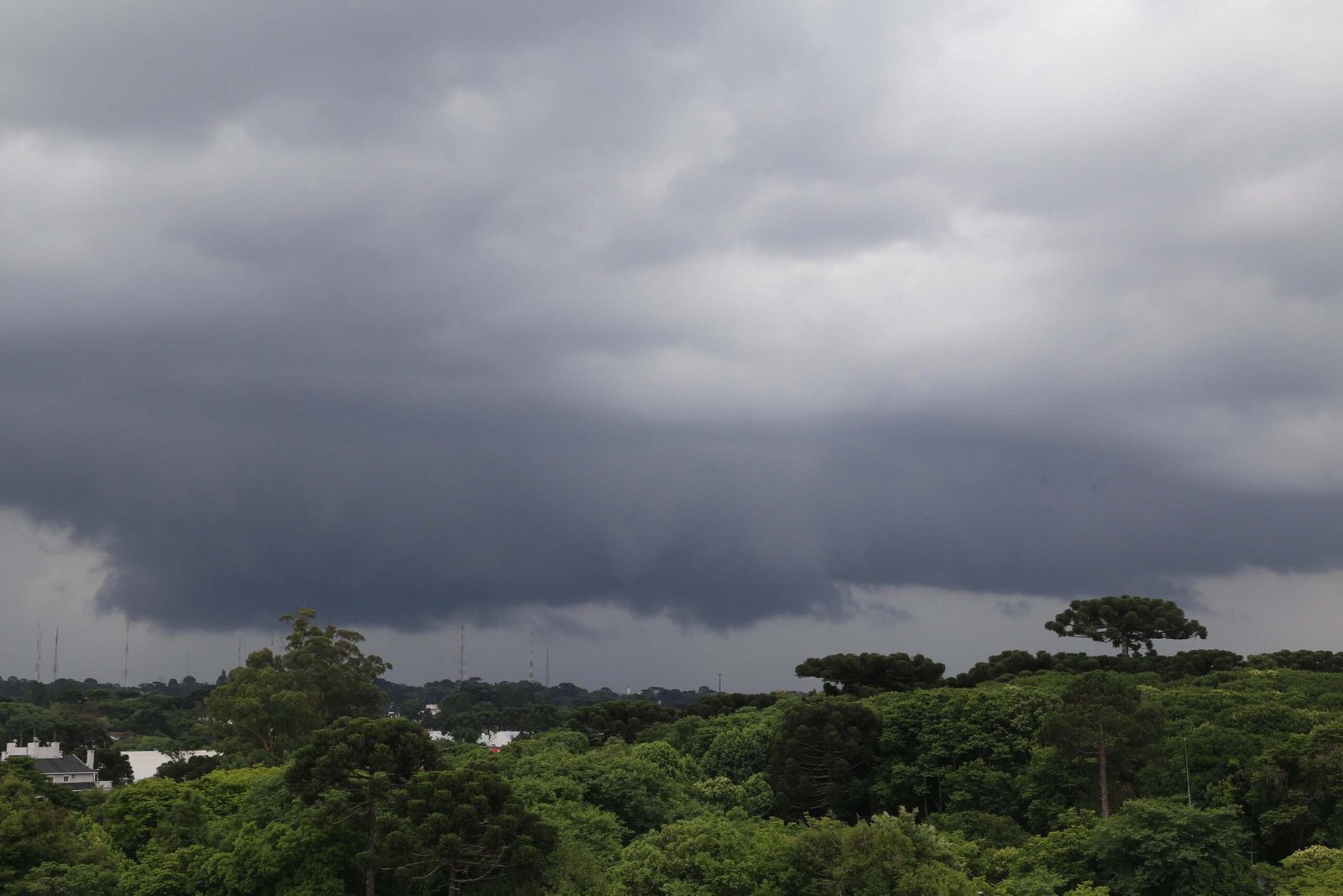Com temperaturas acima dos 30 ºC, Paraná tem alerta para chuvas intensas; confira