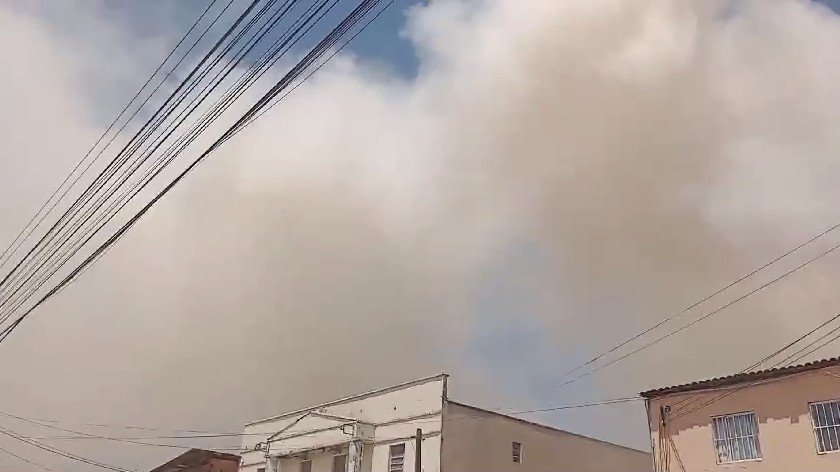 Incêndio atinge vegetação de terreno particular na Grande Fortaleza; vídeo