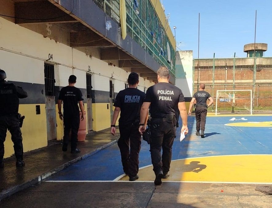 ‘Operação Mute’: policias fazem buscas para identificar e retirar celulares ilegais em presídio de Campo Grande