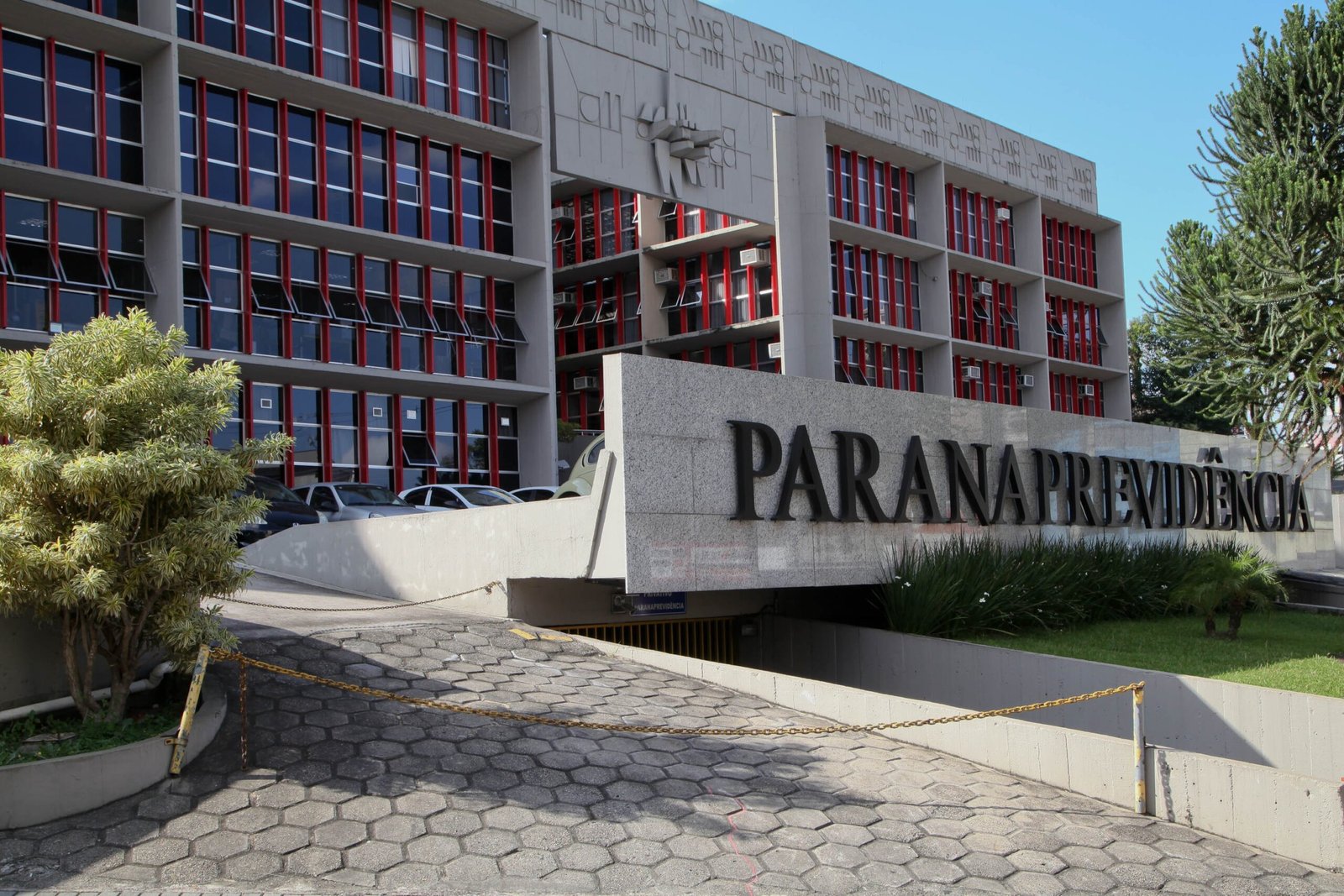 Paranaprevidência abre concurso público com salários de até R$ 9,3 mil; veja como se inscrever