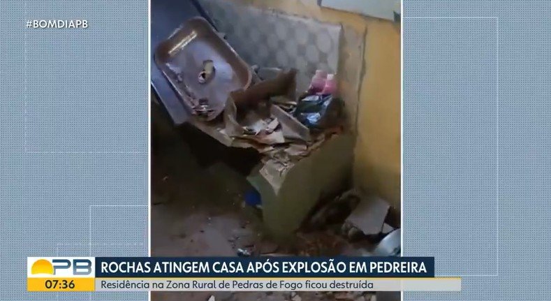 Rocha atinge casa e quebra parte de parede, telhado e objetos de sítio em Pedras de Fogo, na PB