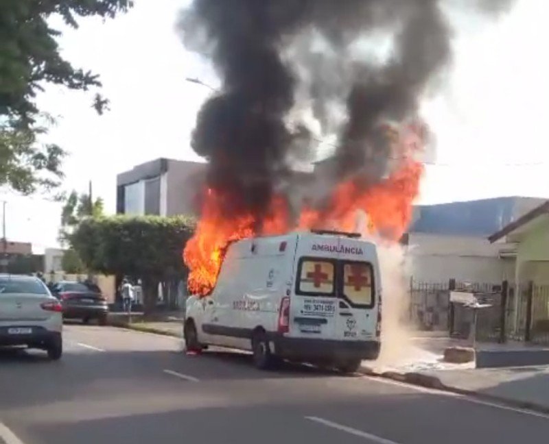 VÍDEO: Ambulância pega fogo após suspeita de pane mecânica em Ji-Paraná, RO