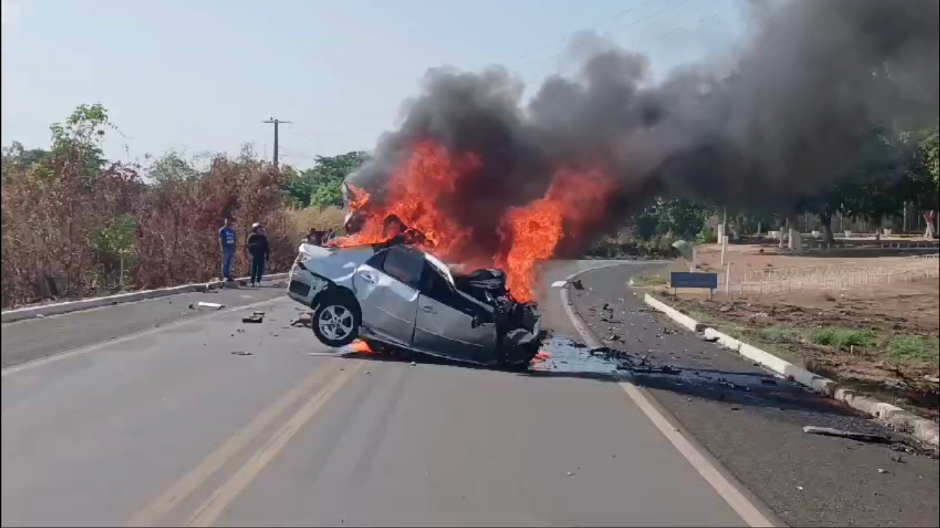 Quatro pessoas morrem em acidente entre carro e caminhão bitrem na BR-343 em Angical do Piauí