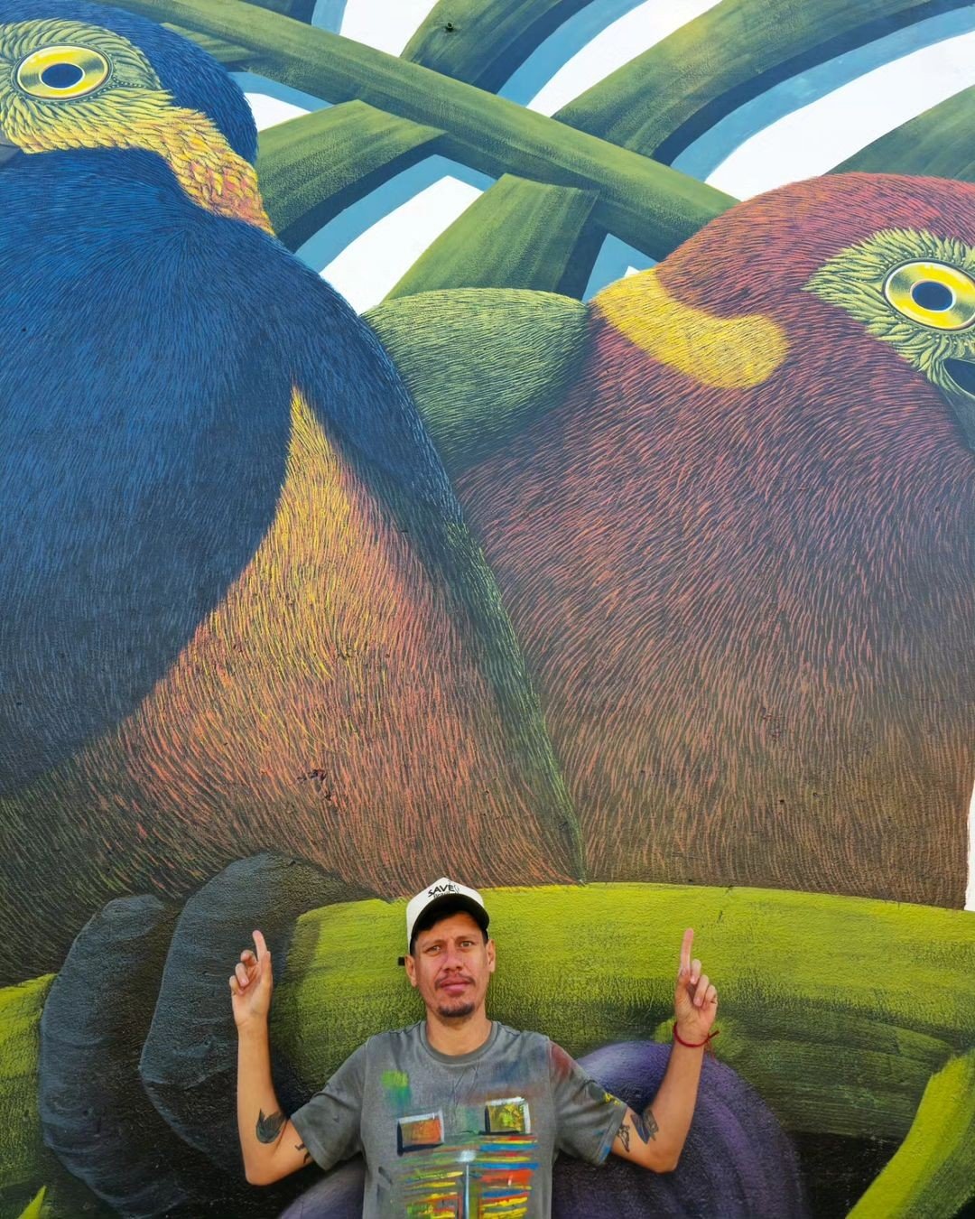Artista transforma amor por pássaro em pinturas e conquista a internet