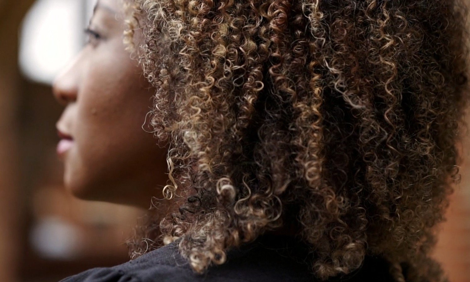 Fala racista de noiva que rejeitou cerimonialista negra gerou rompimento de contrato e cobrança de multa; entenda
