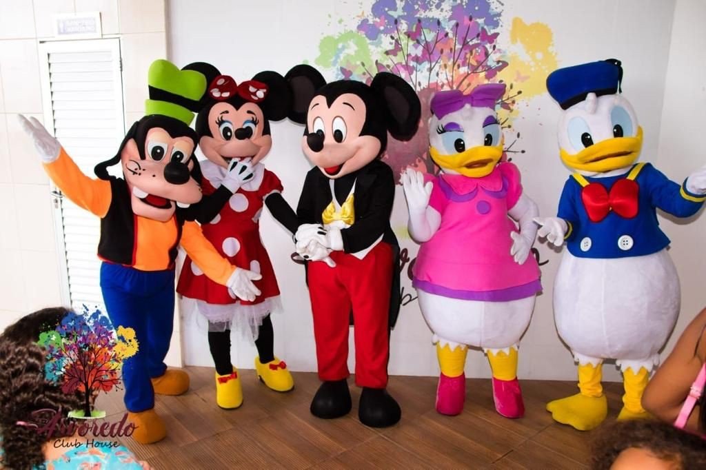 Correção: imagem de espetáculo infantil com personagens da Disney