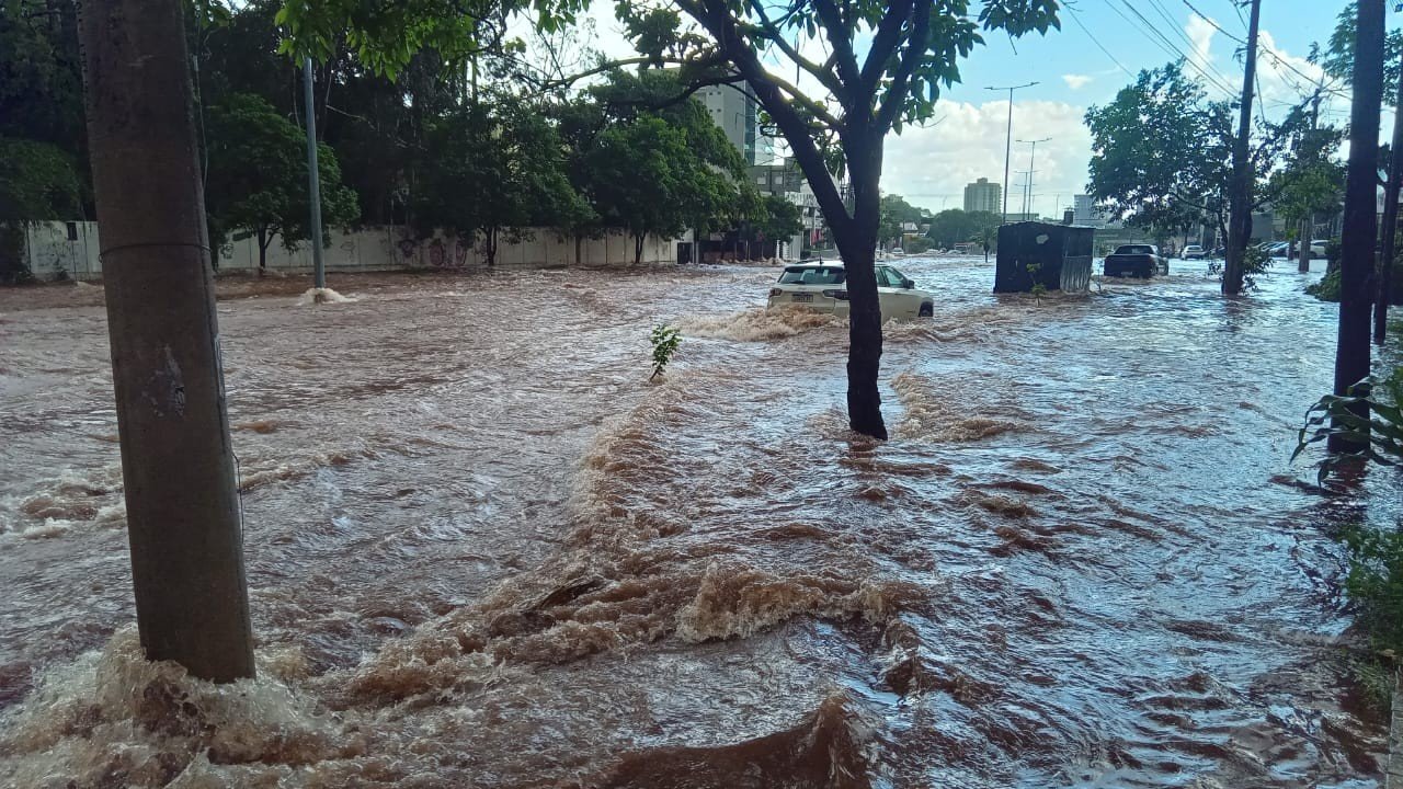 Avenida Rondon Pacheco já registrou outros alagamentos com riscos para pedestres e motoristas em 2024
