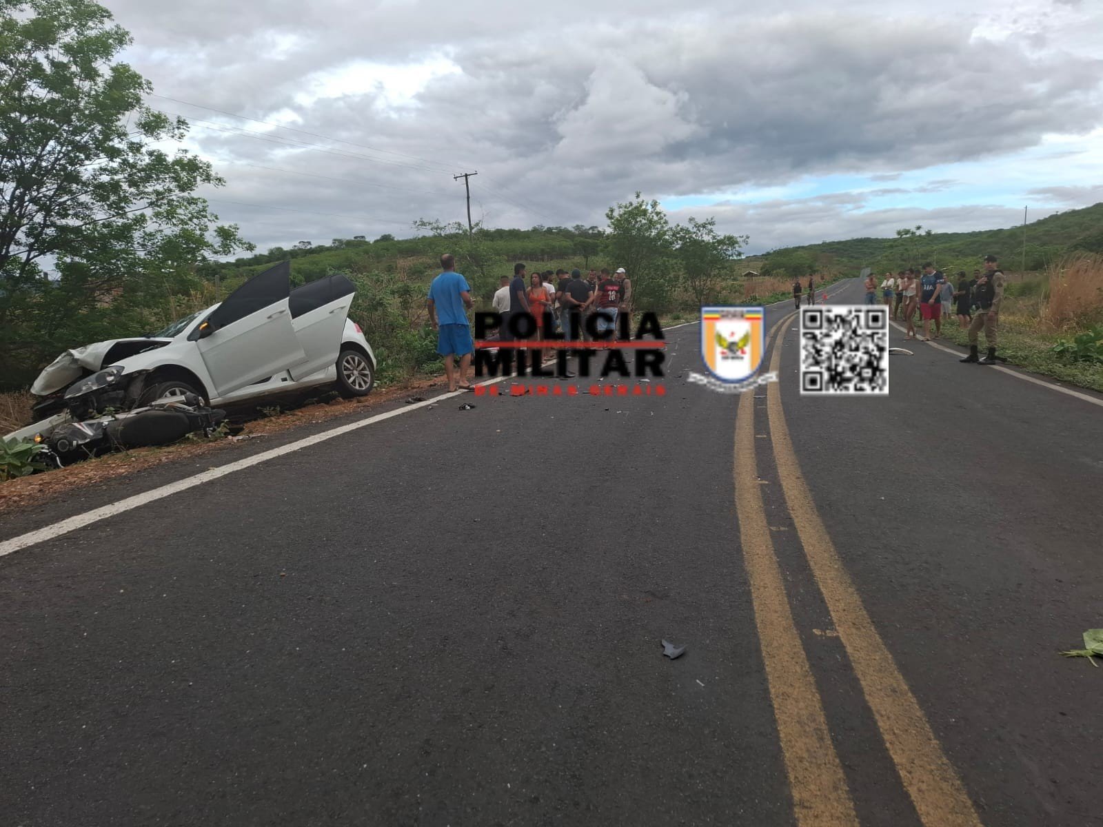 Dois motociclistas morrem depois de motos invadirem a contramão e baterem de frente com carro na LMG-635, em Mato Verde
