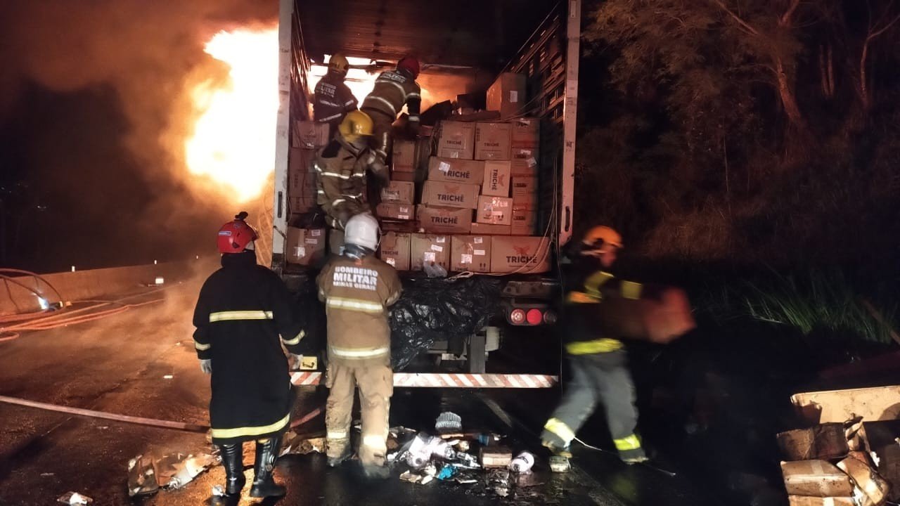 Caminhão carregado de encomendas pega fogo e carga fica destruída na BR-040, em Juiz de Fora; VÍDEO