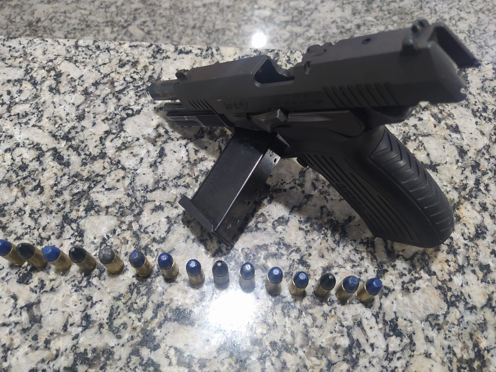 Foragido é preso com arma dentro de restaurante em Volta Redonda