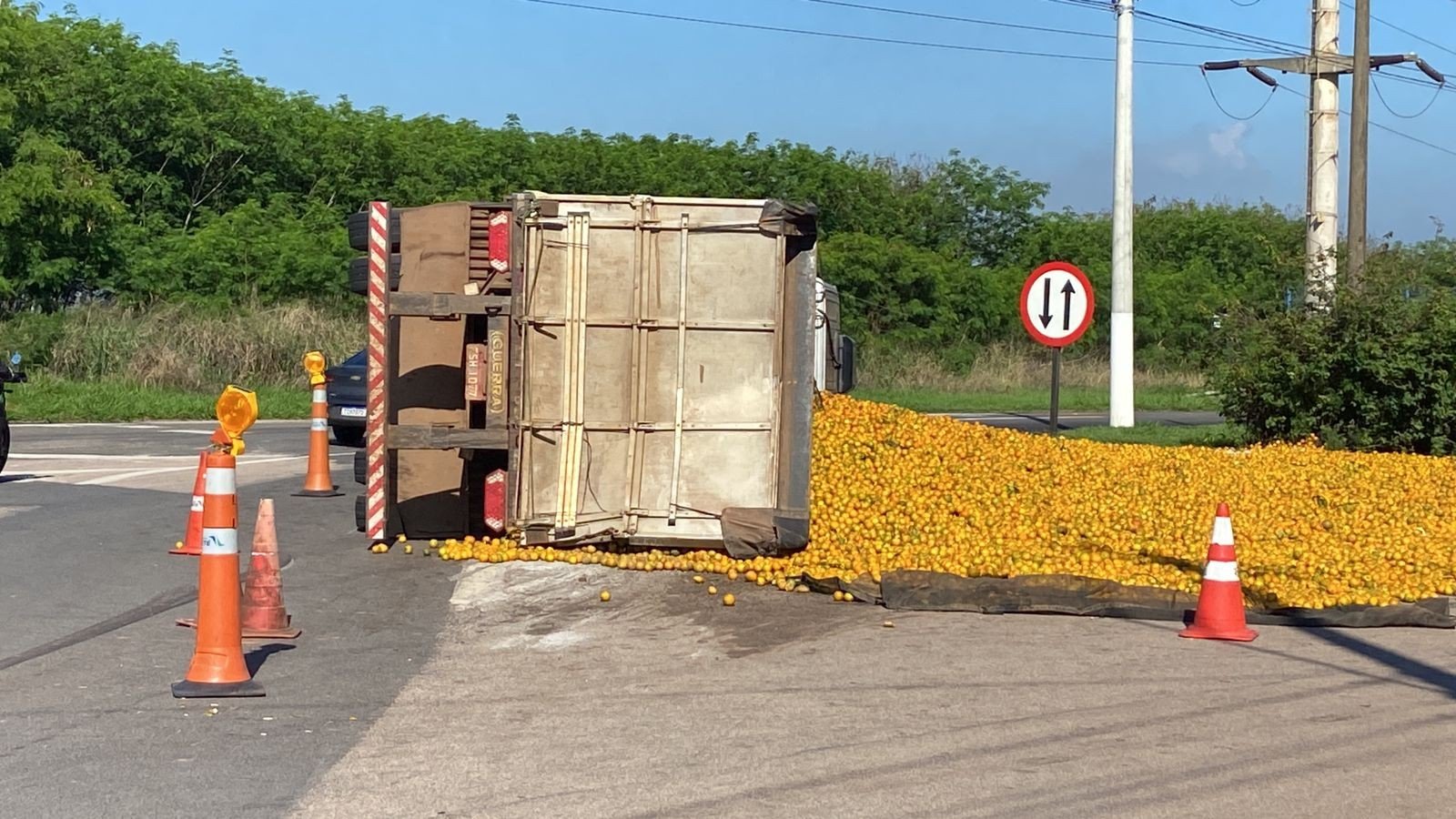 Caminhão carregado com 32 toneladas de laranja tomba em rotatória de rodovia em Piracicaba