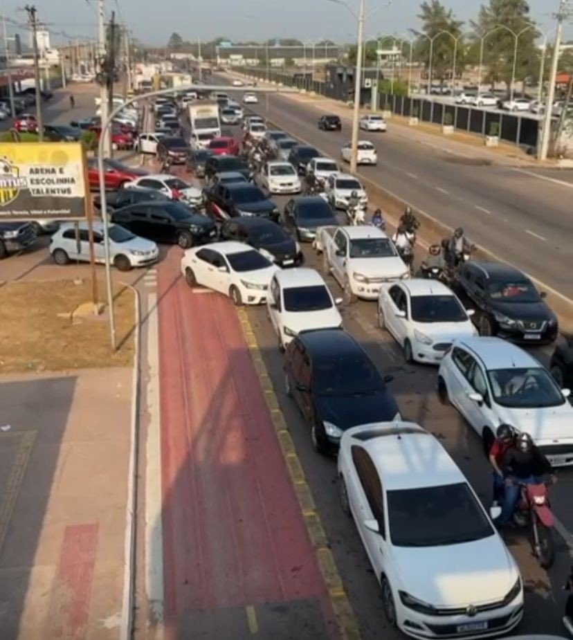 Acidente com 3 veículos causa congestionamento em via de acesso entre Macapá e Santana 