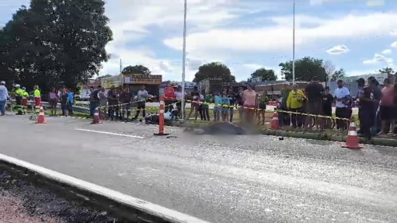 Motociclista morre após bater em caminhão e cair na BR-153