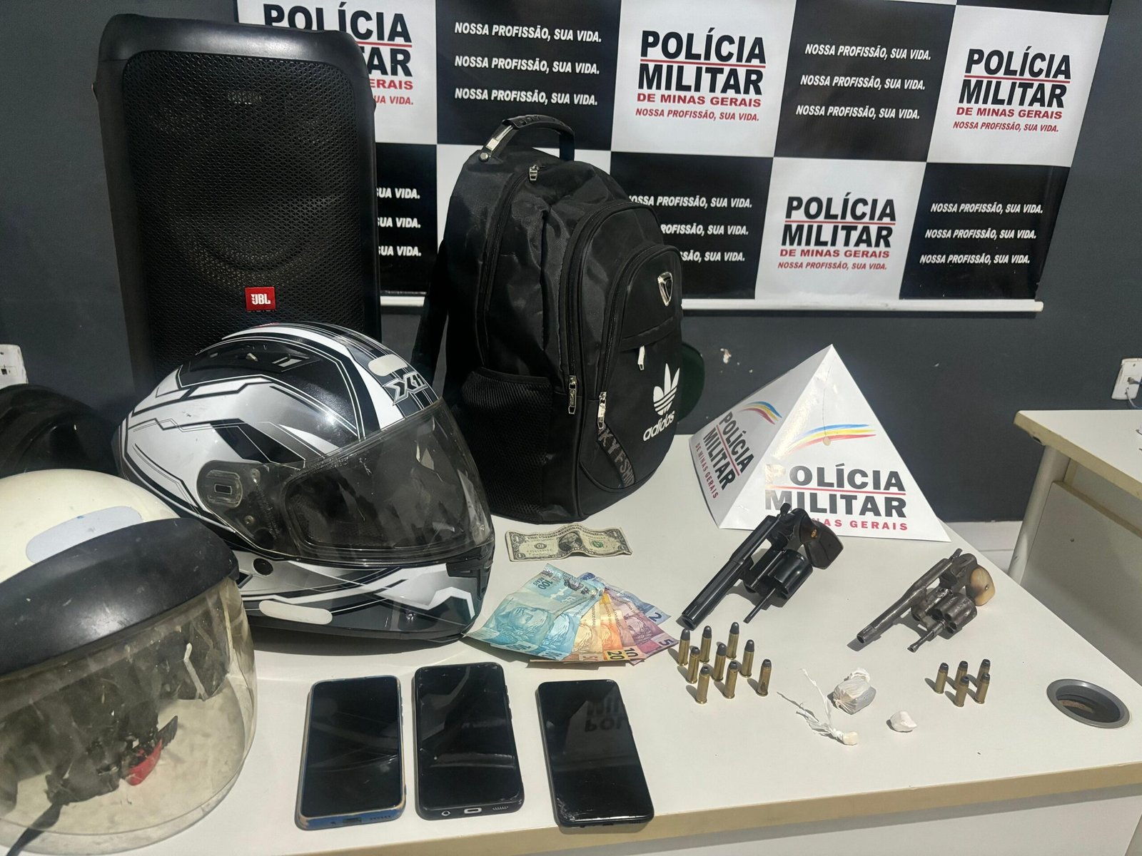 Assalto na casa de idosa termina com armas, drogas, munições e objetos roubados de outra residência apreendidos em Janaúba