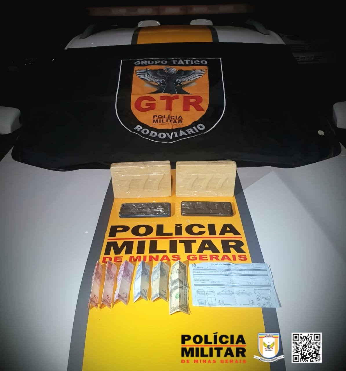 Barras de pasta base de cocaína avaliadas em R$ 240 mil são apreendidas em carro que seguia para Jaíba, na MGC-122