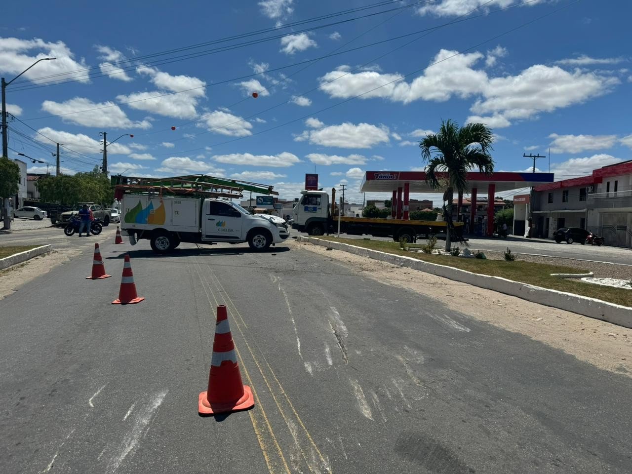 Caminhonete da Coelba com dois colaboradores se envolve em acidente, capota e quase atinge moto na Bahia
