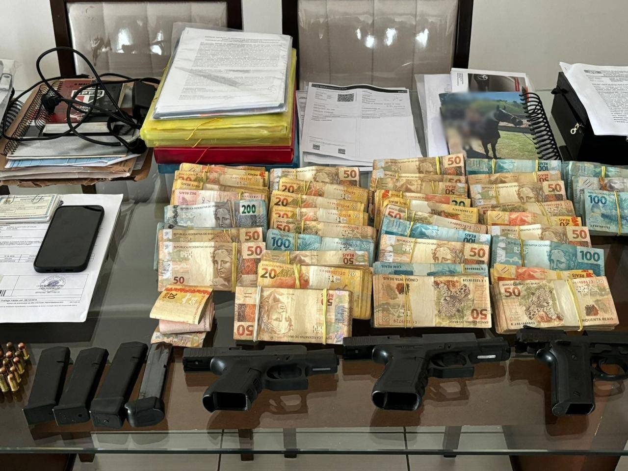 Empresários são alvo de operação que investiga extorsão, lavagem de dinheiro e tráfico de drogas, em São José e Jacareí