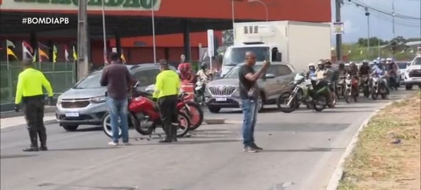 Motociclista morre após perder controle de moto, bater em carro e ser atropelado por caminhão, em João Pessoa