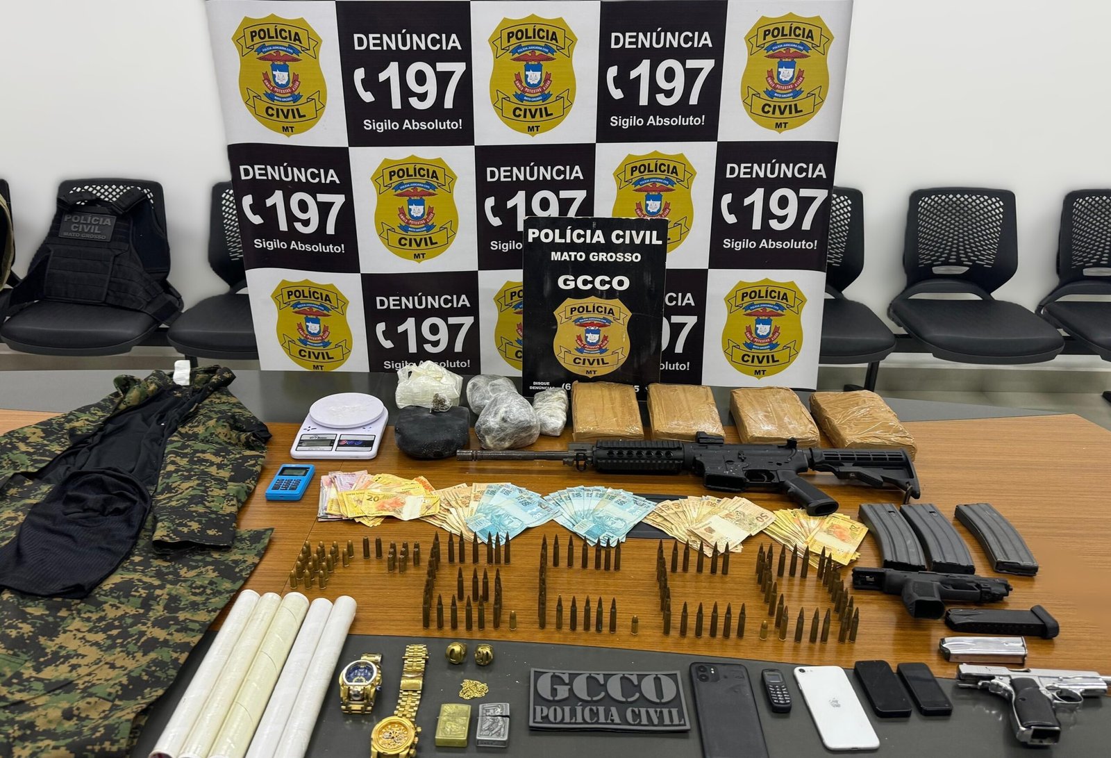 Morador é preso em flagrante por tráfico de drogas e arsenal de armas de uso restrito em condomínio de Cuiabá